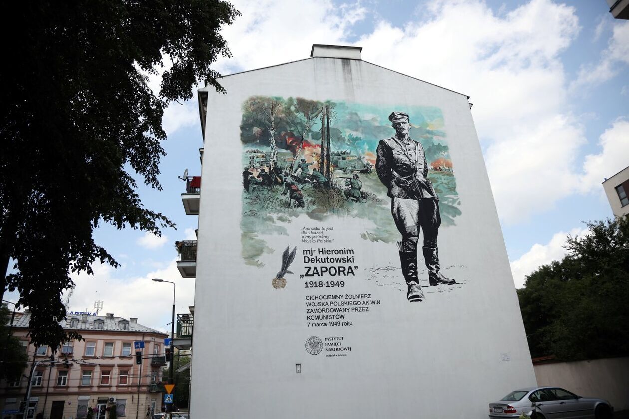  <p>W 2022 roku na jednej z kamienic w Lublinie powstał mural upamiętniający&nbsp;mjr. Hieronima Dekutowskiego ps. &bdquo;Zapora&rdquo;, cichociemnego, żołnierza Armii Krajowej i podziemia antykomunistycznego. Major zamordowany został przez komunist&oacute;w 7 marca 1949 roku. Dzieło powstało&nbsp;na zlecenie Fundacji im. Hieronima Dekutowskiego Zapory w Tarnobrzegu. Jego autorem jest gdański artysta Krzysztof Wyrzykowski. Partnerami przy realizacji projektu były Oddział IPN w Lublinie, Lubelska Brygada Wojsk Terytorialnych oraz Liceum Og&oacute;lnokształcące im. cc. majora H. Dekutowskiego.</p>