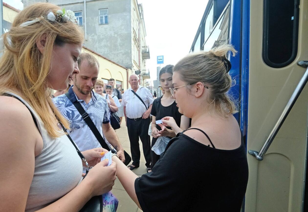  Wycieczka zabytkowym trolejbusem ZIUT-ek (zdjęcie 6) - Autor: DW