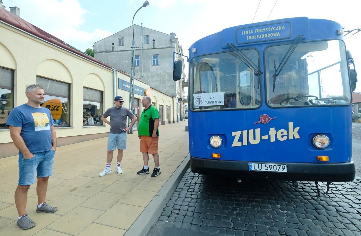  Wycieczka zabytkowym trolejbusem ZIUT-ek (zdjęcie 3) - Autor: DW