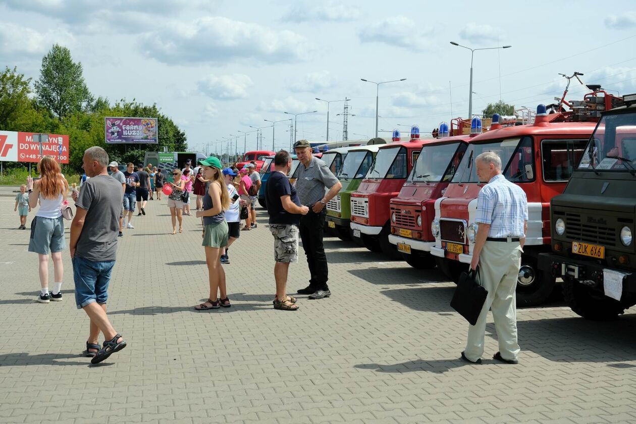   IV Zlot Pojazdów PRL pt Kocham swoją FSC (zdjęcie 15) - Autor: DW