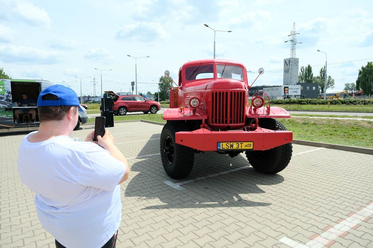   IV Zlot Pojazdów PRL pt Kocham swoją FSC (zdjęcie 21) - Autor: DW