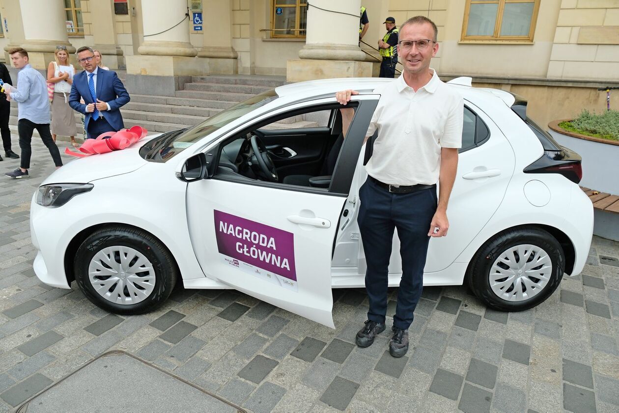 Nagroda główna loterii Rozlicz PIT w Lublinie przekazana - Autor: DW