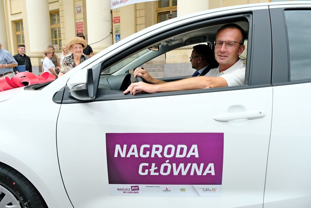  Nagroda główna loterii Rozlicz PIT w Lublinie przekazana (zdjęcie 8) - Autor: DW