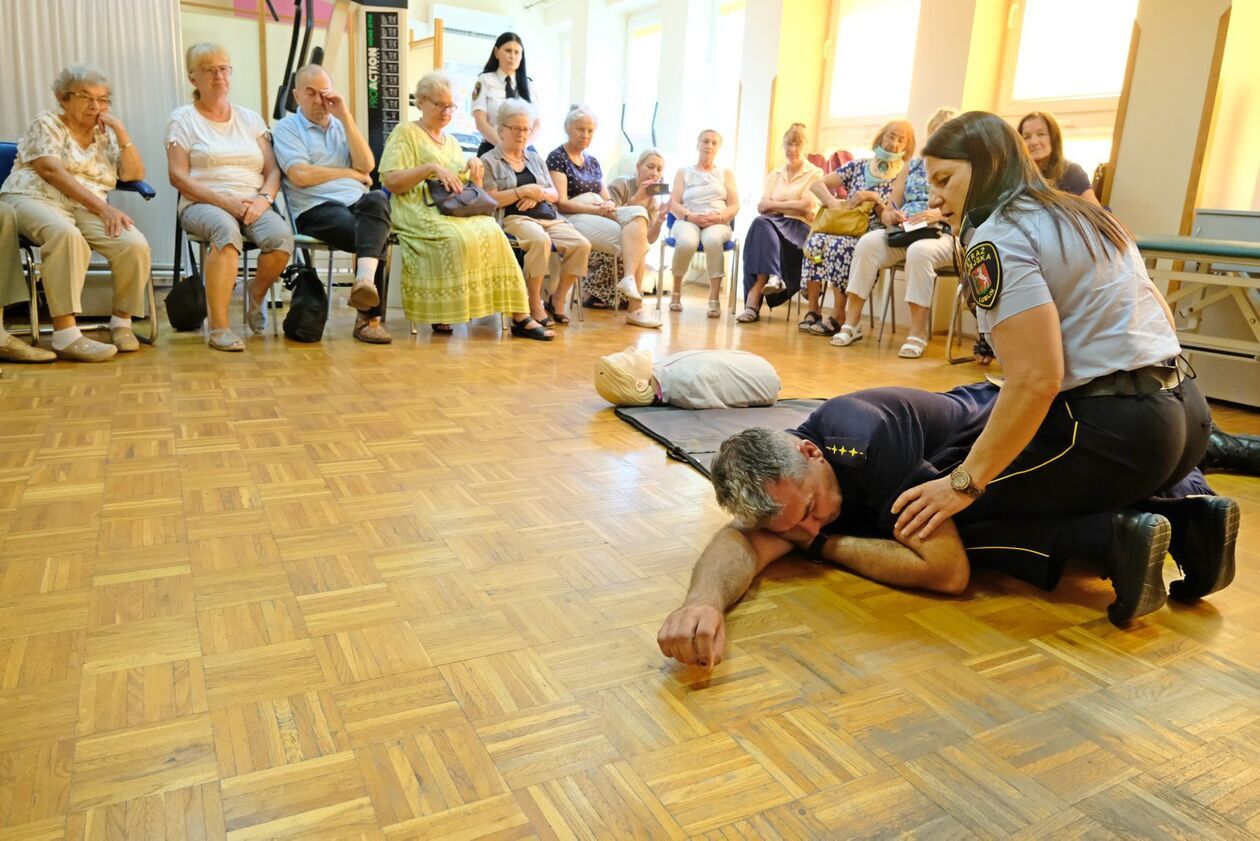  Warsztaty dla seniorów  pt. Pierwsza pomoc – ja też mogę uratować komuś życie (zdjęcie 9) - Autor: DW