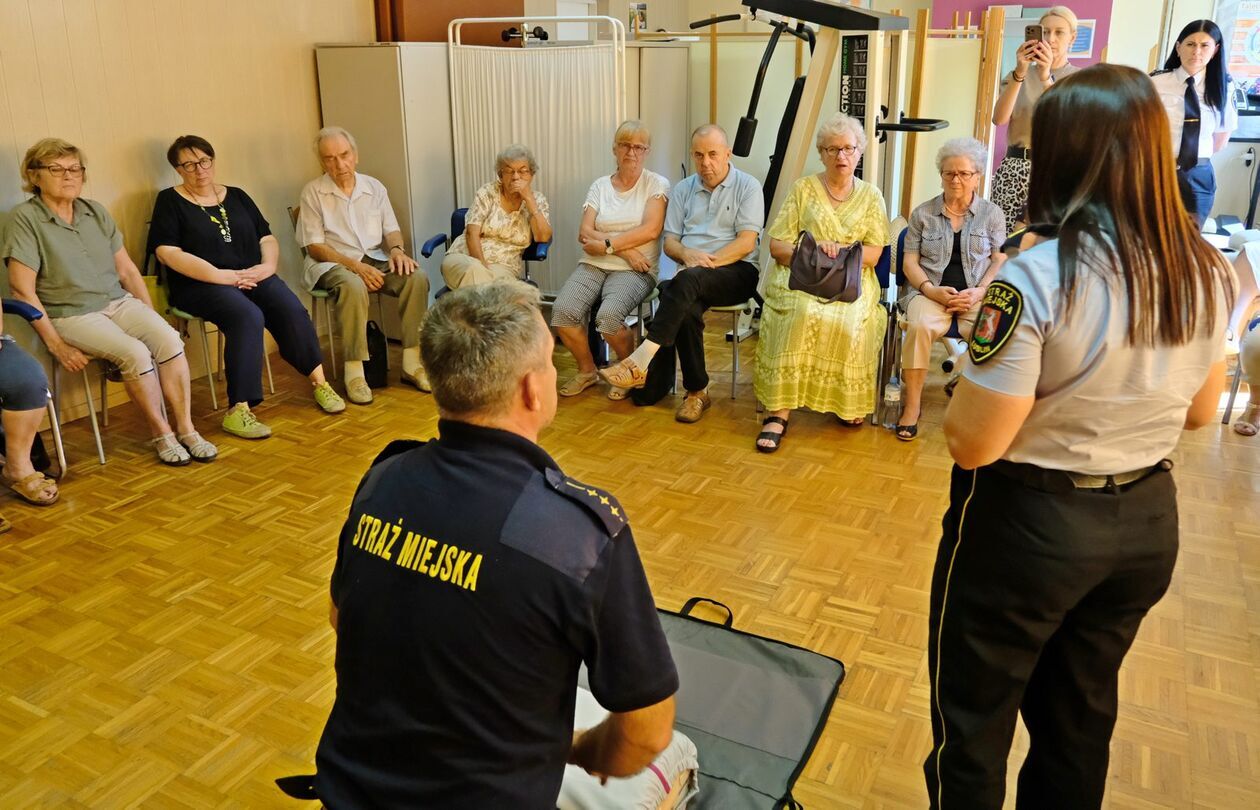  Warsztaty dla seniorów  pt. Pierwsza pomoc – ja też mogę uratować komuś życie (zdjęcie 5) - Autor: DW