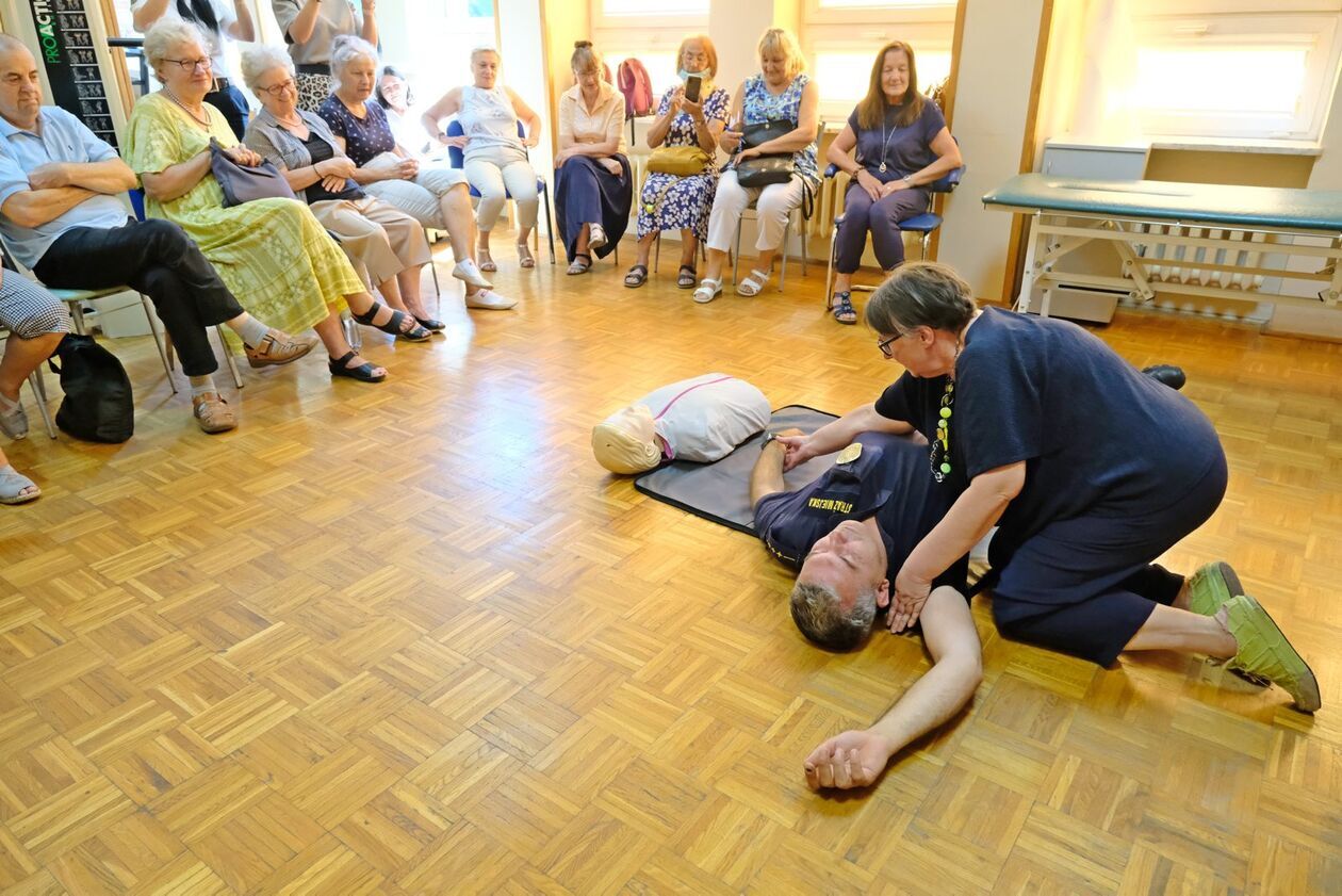  Warsztaty dla seniorów  pt. Pierwsza pomoc – ja też mogę uratować komuś życie (zdjęcie 11) - Autor: DW