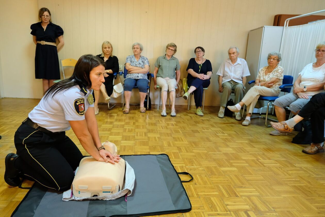  Warsztaty dla seniorów  pt. Pierwsza pomoc – ja też mogę uratować komuś życie (zdjęcie 18) - Autor: DW