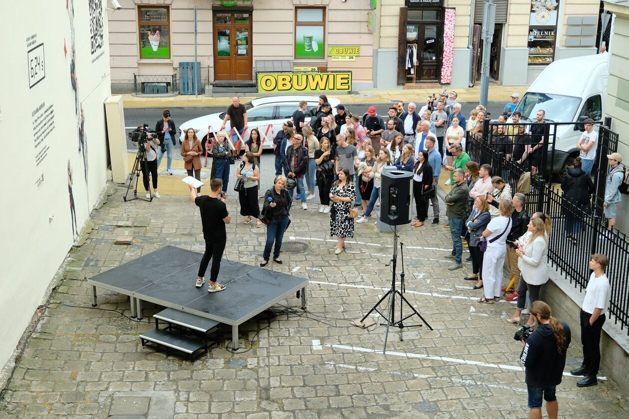  Odsłonięcie muralu Aleksandry Mirosław (zdjęcie 3) - Autor: DW