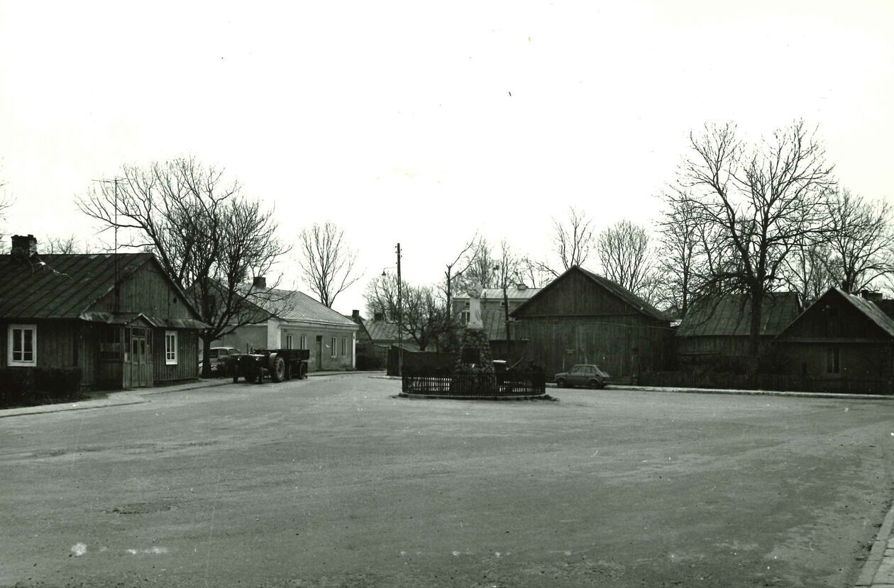  <p>Plac Kościelny, widok od strony p&oacute;łnocnej, na pierwszym planie figura Św. Antoniego.</p>