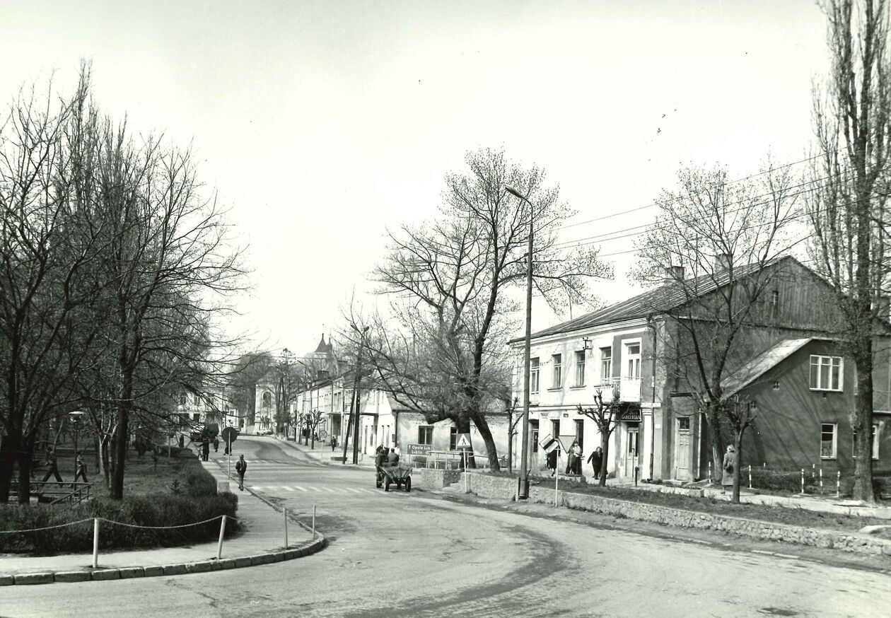  <p>Rynek, pierzeja p&oacute;łnocna, na pierwszym planie kamienica Rynek 30, w głębi ul. Partyzant&oacute;w.</p>