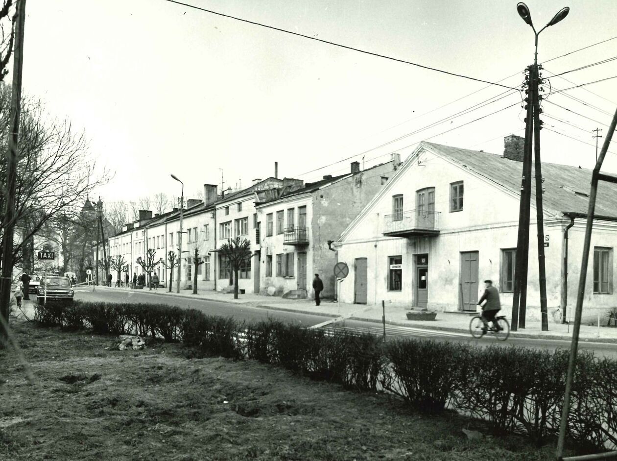  <p>Rynek, pierzeja p&oacute;łnocna, na pierwszym planie dawny zajazd &ndash; Rynek 29.</p>