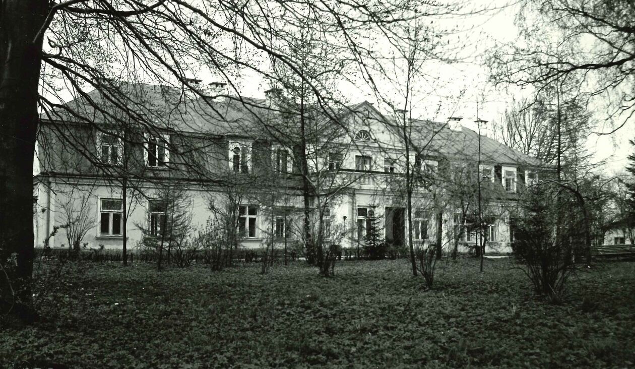  <p>Dawny dw&oacute;r, potem szpital, widok od ul. Szpitalnej.</p>