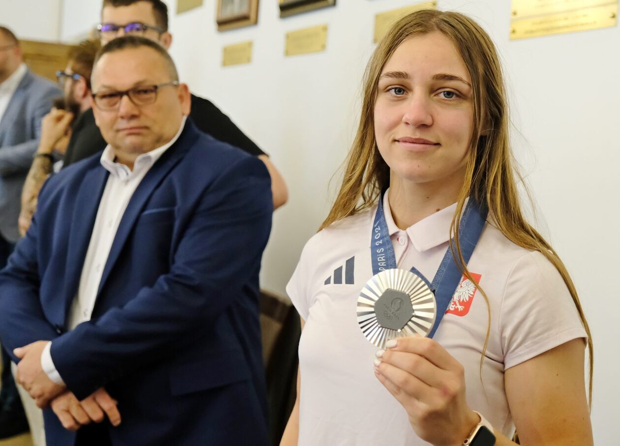  Julia Szeremeta, srebrna medalistka Igrzysk Olimpijskich w Paryżu odwiedziła lubelski ratusz (zdjęcie 7) - Autor: DW