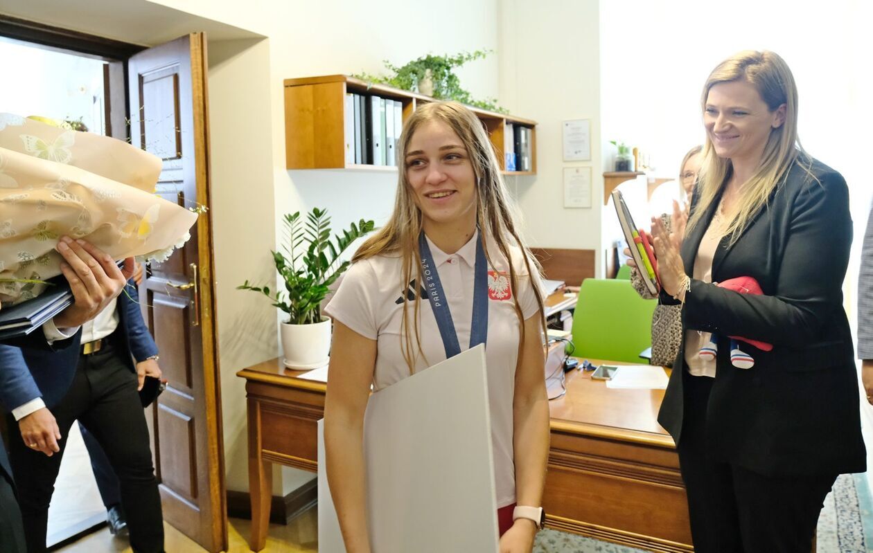  Julia Szeremeta, srebrna medalistka Igrzysk Olimpijskich w Paryżu odwiedziła lubelski ratusz (zdjęcie 21) - Autor: DW