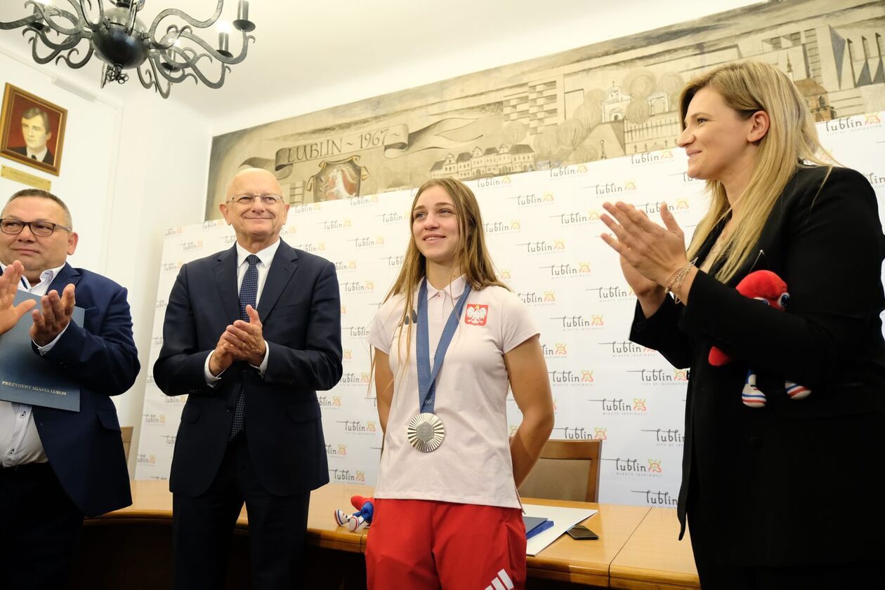  Julia Szeremeta, srebrna medalistka Igrzysk Olimpijskich w Paryżu odwiedziła lubelski ratusz (zdjęcie 19) - Autor: DW