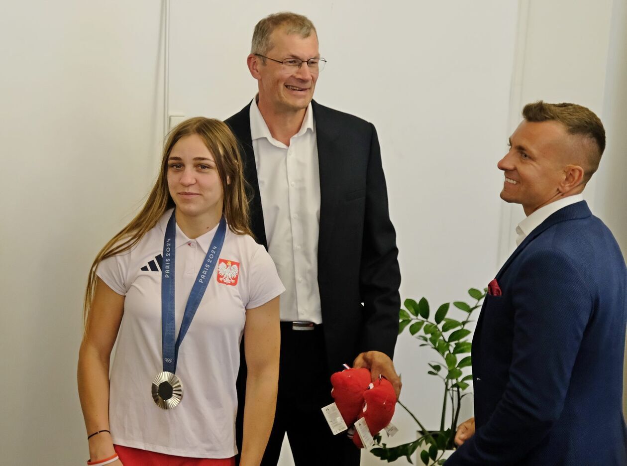  Julia Szeremeta, srebrna medalistka Igrzysk Olimpijskich w Paryżu odwiedziła lubelski ratusz (zdjęcie 6) - Autor: DW