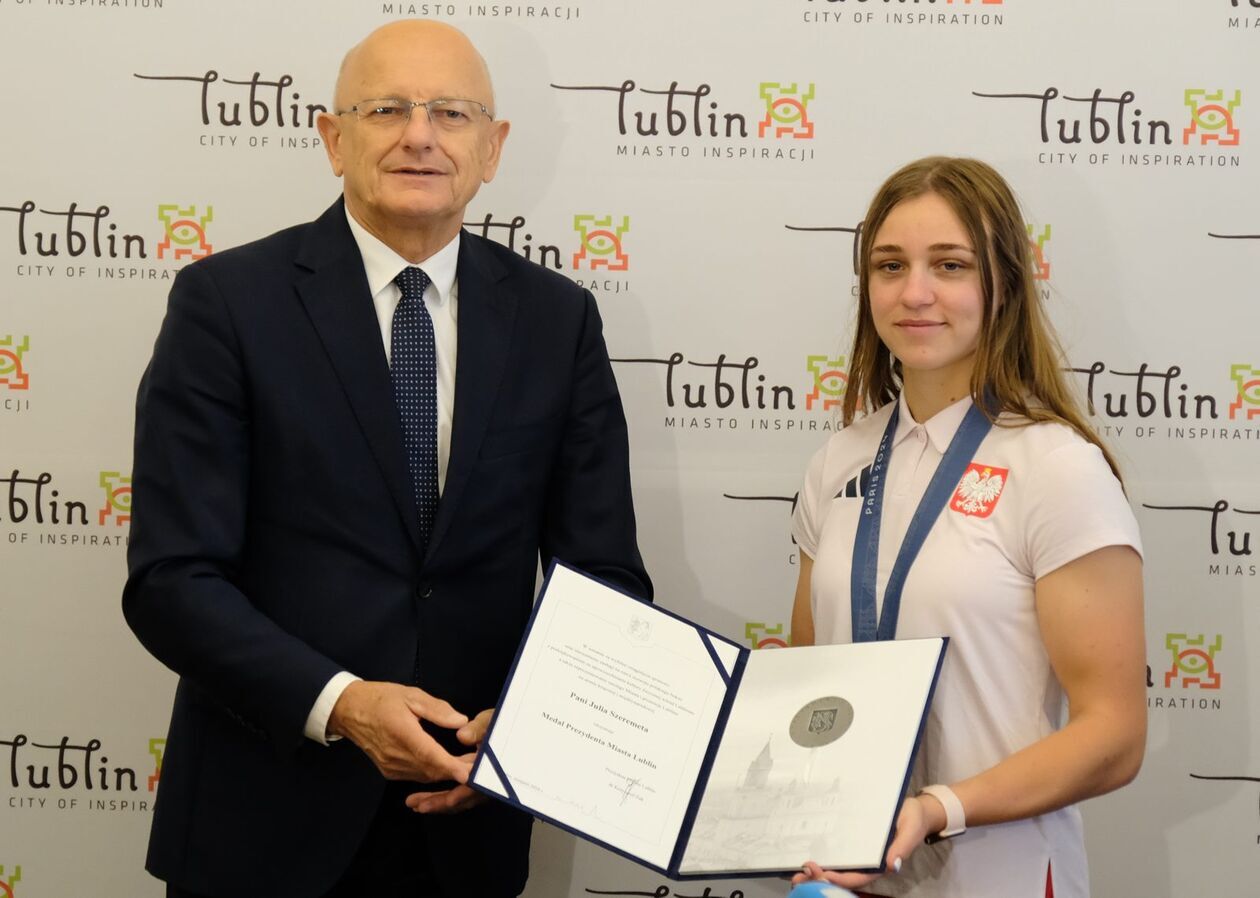  Julia Szeremeta, srebrna medalistka Igrzysk Olimpijskich w Paryżu odwiedziła lubelski ratusz (zdjęcie 1) - Autor: DW