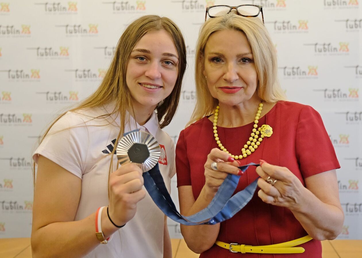  Julia Szeremeta, srebrna medalistka Igrzysk Olimpijskich w Paryżu odwiedziła lubelski ratusz (zdjęcie 20) - Autor: DW