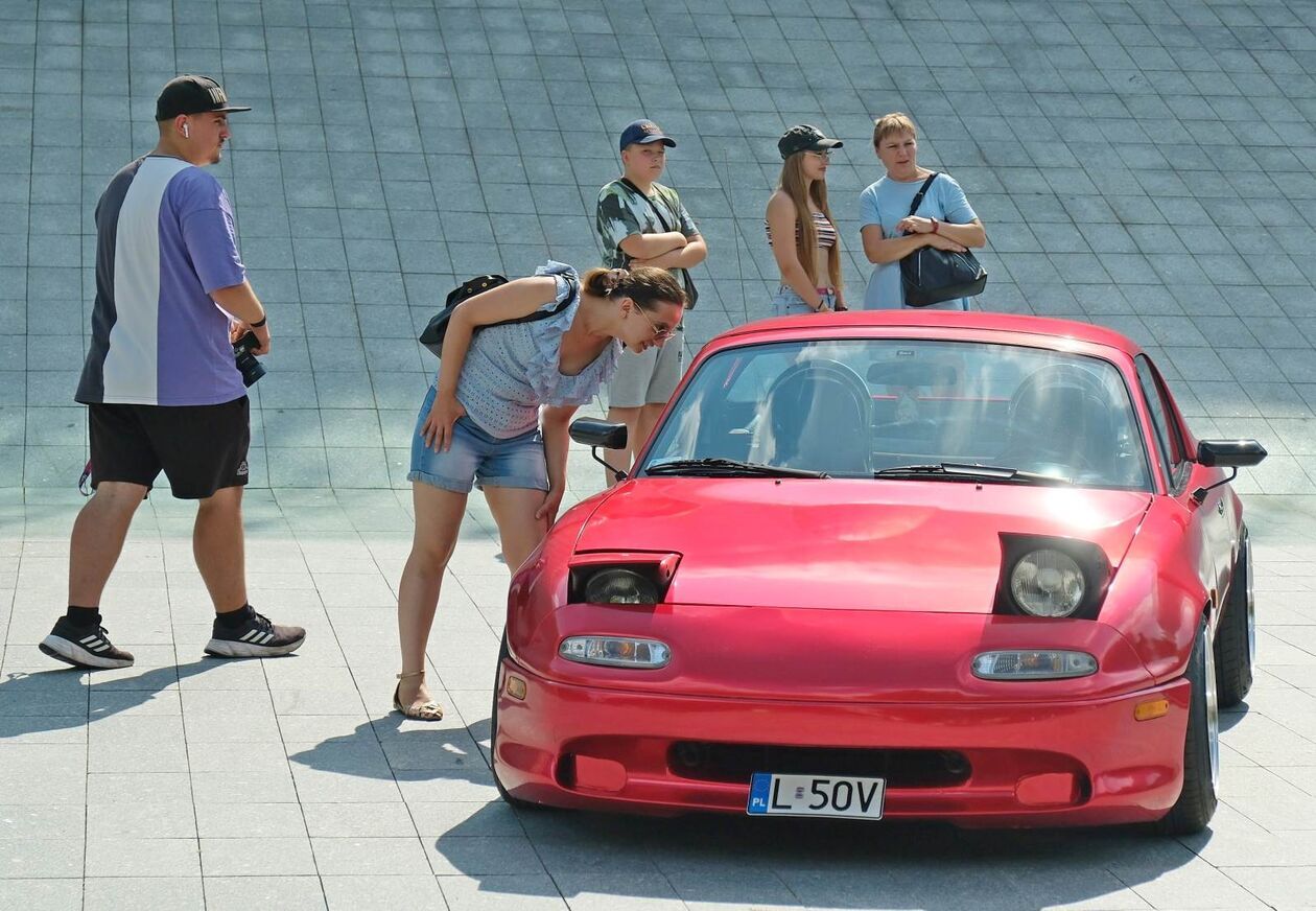 Pokaz tuningowanych samochodów na pl Teatralnym