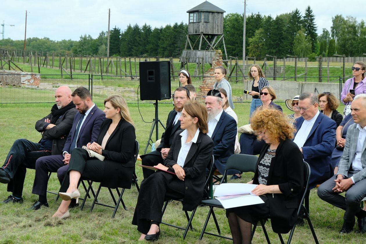  Ceremonia Pamięci na Majdanku (zdjęcie 7) - Autor: DW