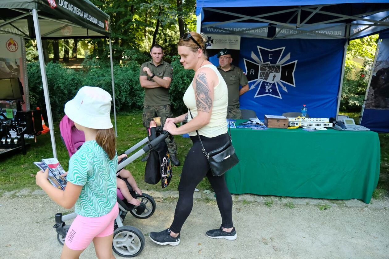  Pokaz sprzętu wojskowego na pikniku rodzinnym i koncert orkiestry wojskowej z Bytomia 