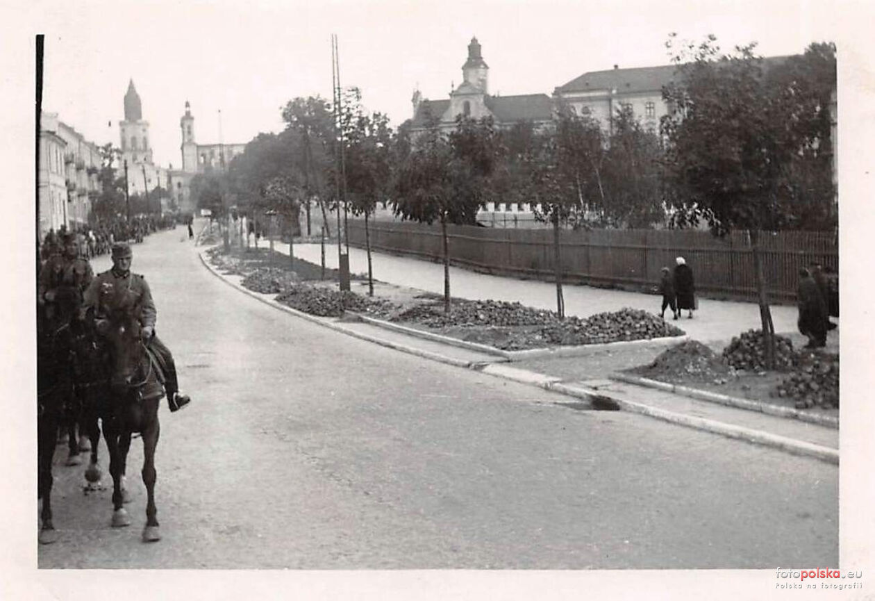  <p>Wojska niemieckie przy ulicy Wyszyńskiego w Lublinie; widok w stronę zburzonej Katedry.</p>