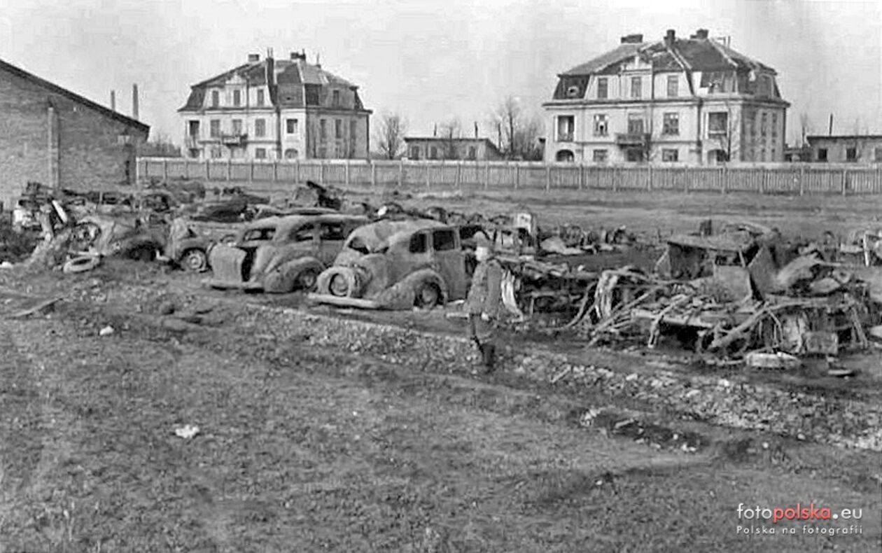  <p>Lublin. Domy kolejarskie i wraki samochod&oacute;w przy Nowym Świecie.</p>