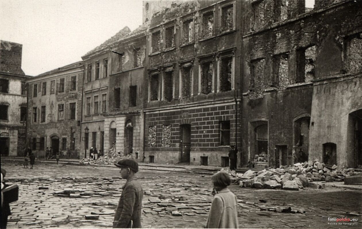 <p>Zniszczone kamienice na rynku lubelskiej star&oacute;wki.</p>