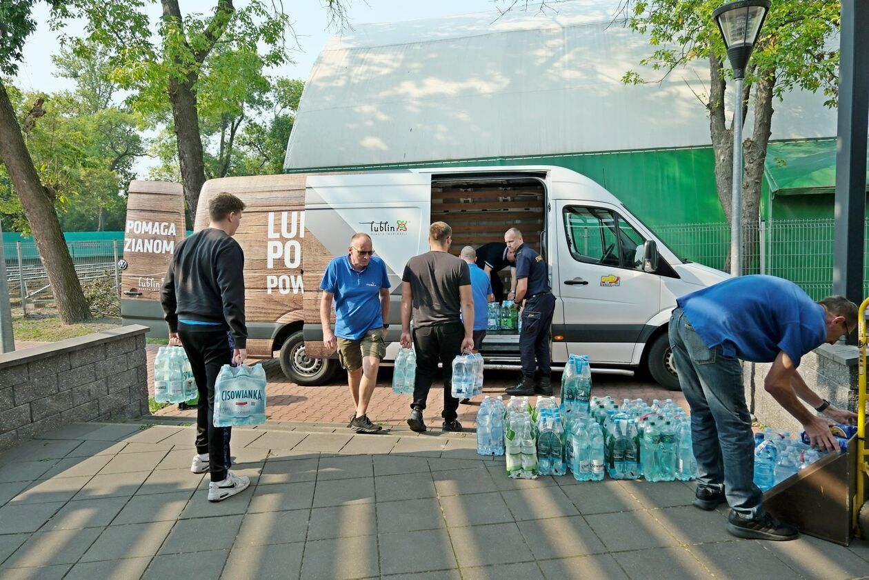  Zbiórka i pakowanie darów dla powodzian (zdjęcie 2) - Autor: DW