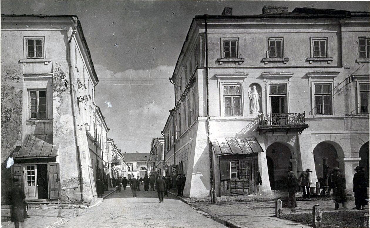  <p>1921 r. Wlot ulicy Grodzkiej na Rynek Wielki. Na końcu Grodzkiej widoczny Nadszaniec. Po prawej z balkonem Kamienica Pod św. Kazimierzem.</p>