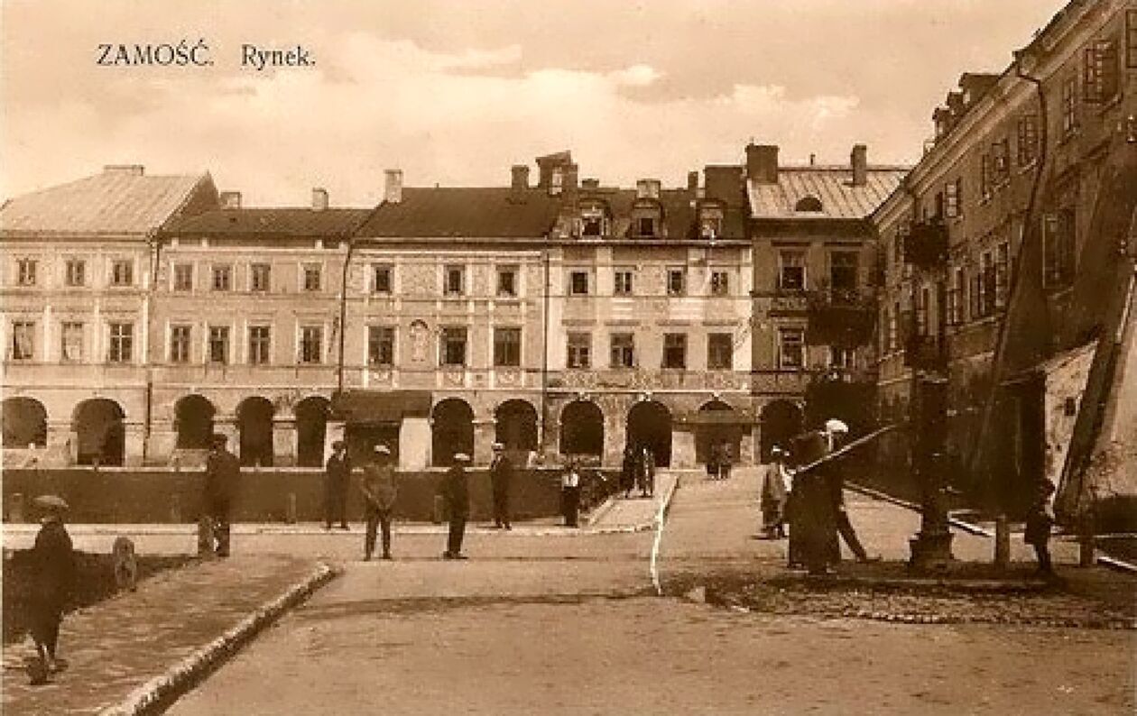  <p>Lata 1905-1915. Zamojski rynek. Pompa przy wlocie ulicy Grodzkiej na rynek. Na wprost kamienice ormiańskie.</p>