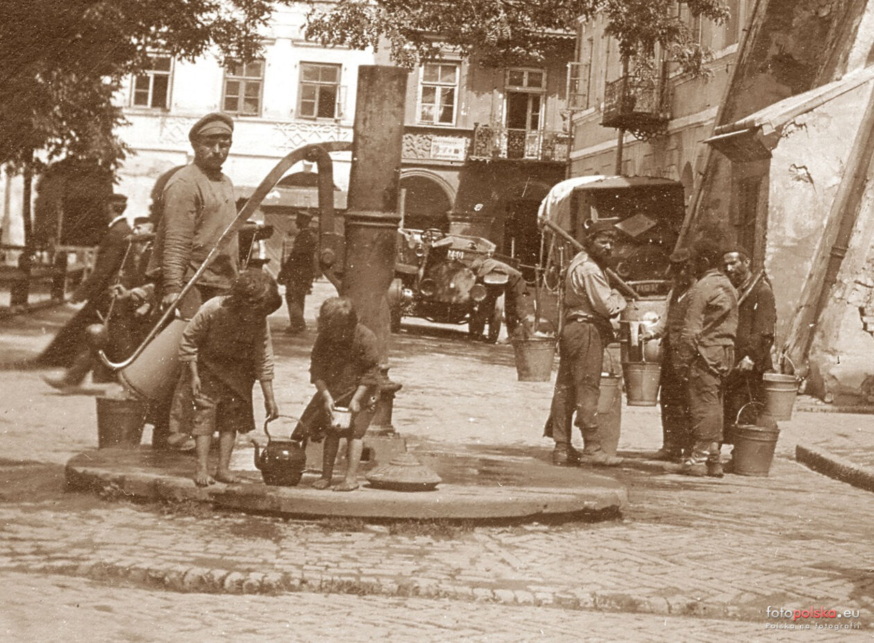  <p>Rynek Wielki. W głębi kamienice ormiańskie. Na pierwszym planie pompa przy Kamienicy pod św. Kazimierzem. Sierpień 1915 r.</p>