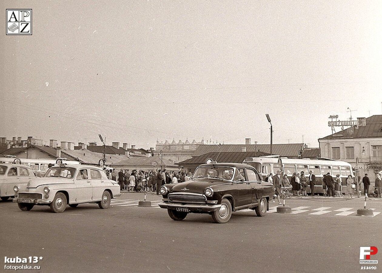  <p>Lata 1970-1975 , Dworzec autobusowy i post&oacute;j taxi na placu Stefanidesa.</p>