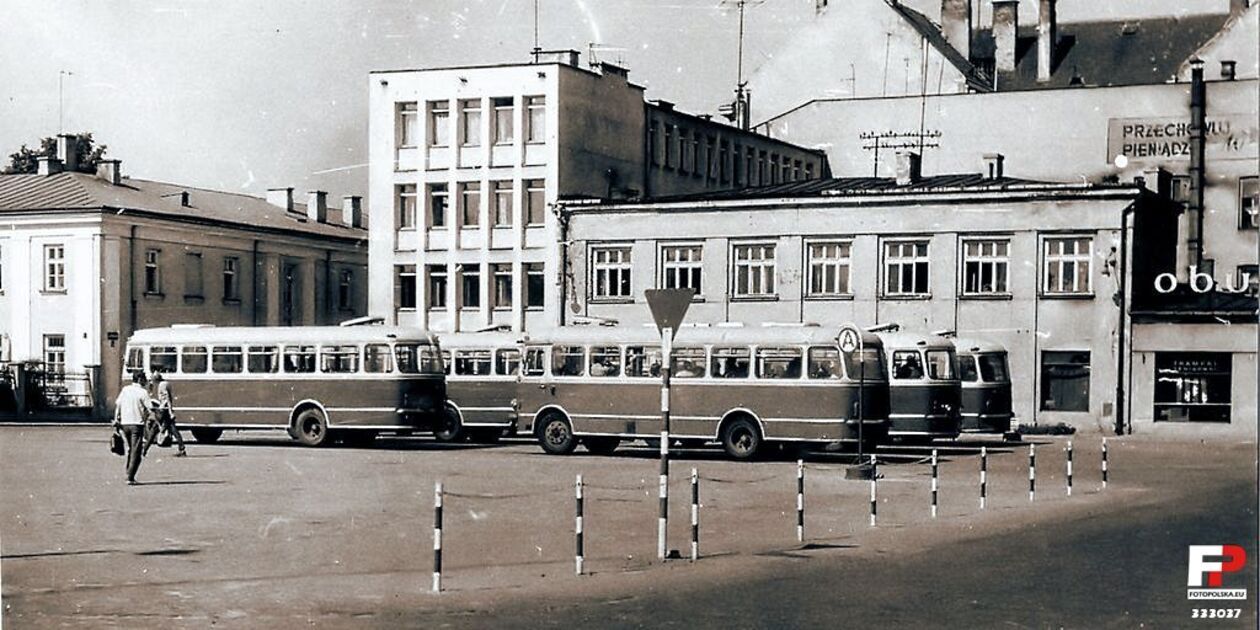  <p>Lata 1970-1975 r. Dawny dworzec autobusowy na placu Wolności. Za autobusami dawny biurowiec ZKD obecnie Powiatowy Urząd Pracy.</p>