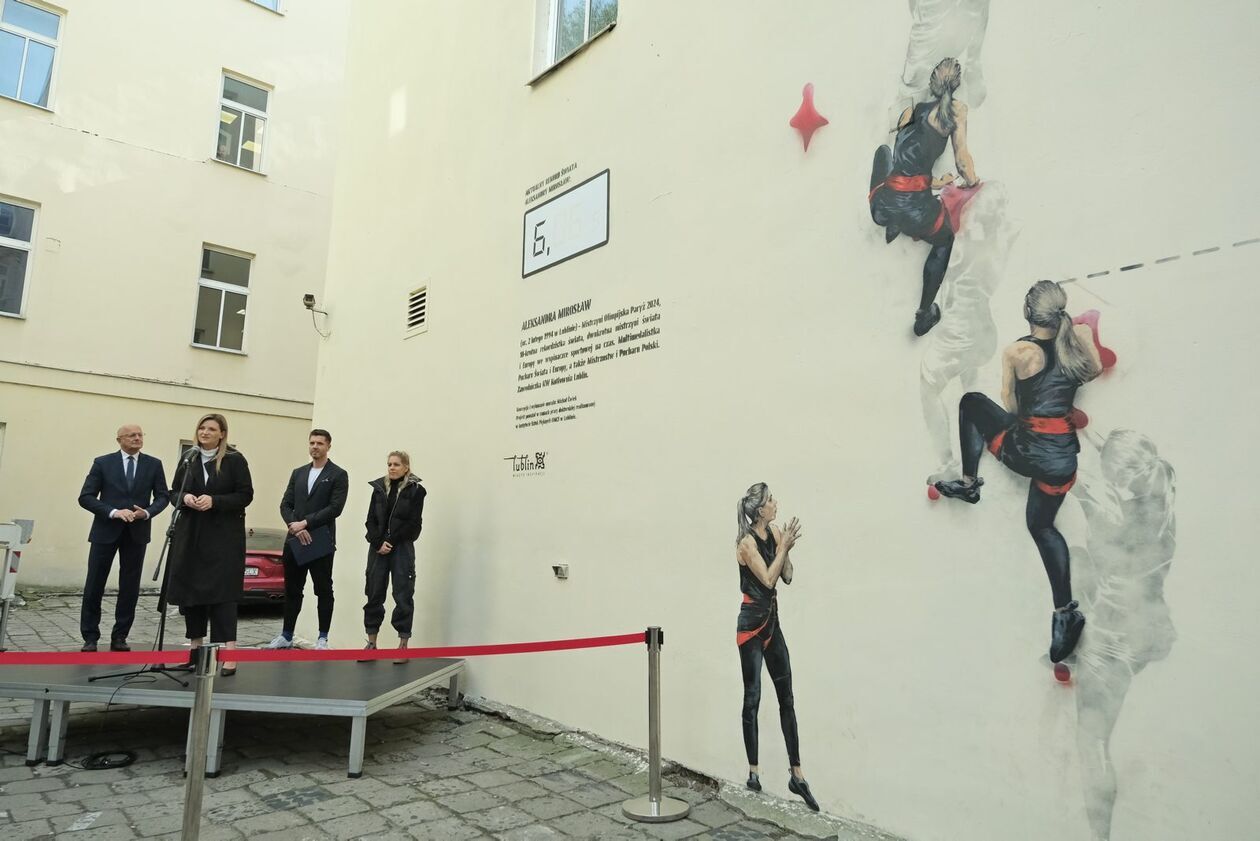  Mural Aleksandry Mirosław już z aktualnym rekordem olimpijskim (zdjęcie 15) - Autor: DW