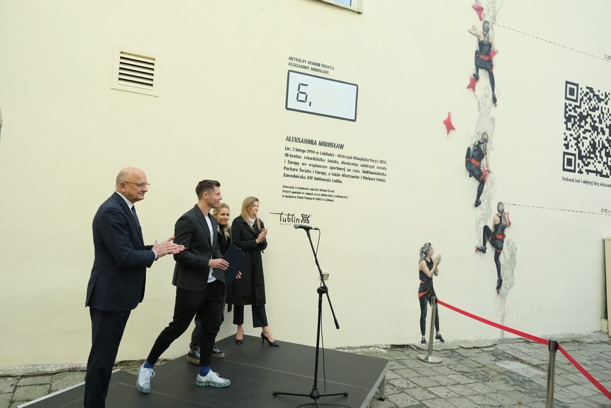  Mural Aleksandry Mirosław już z aktualnym rekordem olimpijskim (zdjęcie 22) - Autor: DW