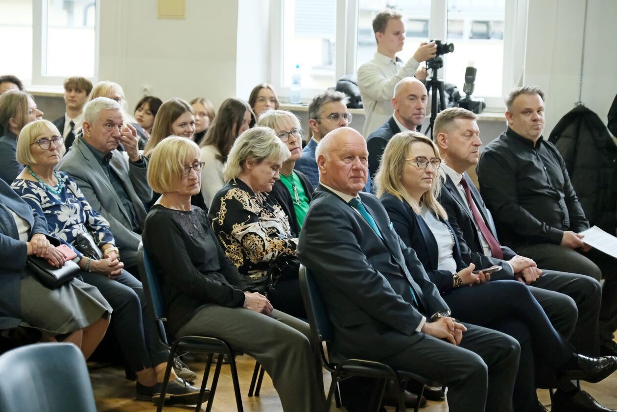  Dzień Nauczyciela i ślubowanie klas pierwszych w Staszicu (zdjęcie 11) - Autor: DW