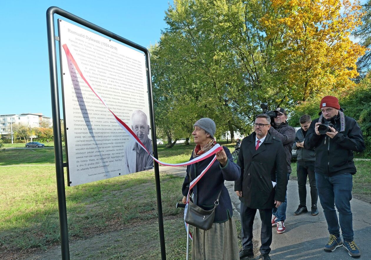 Odsłonięcie tablicy pamiątkowej urbanisty Romualda Dylewskiego - Autor: DW