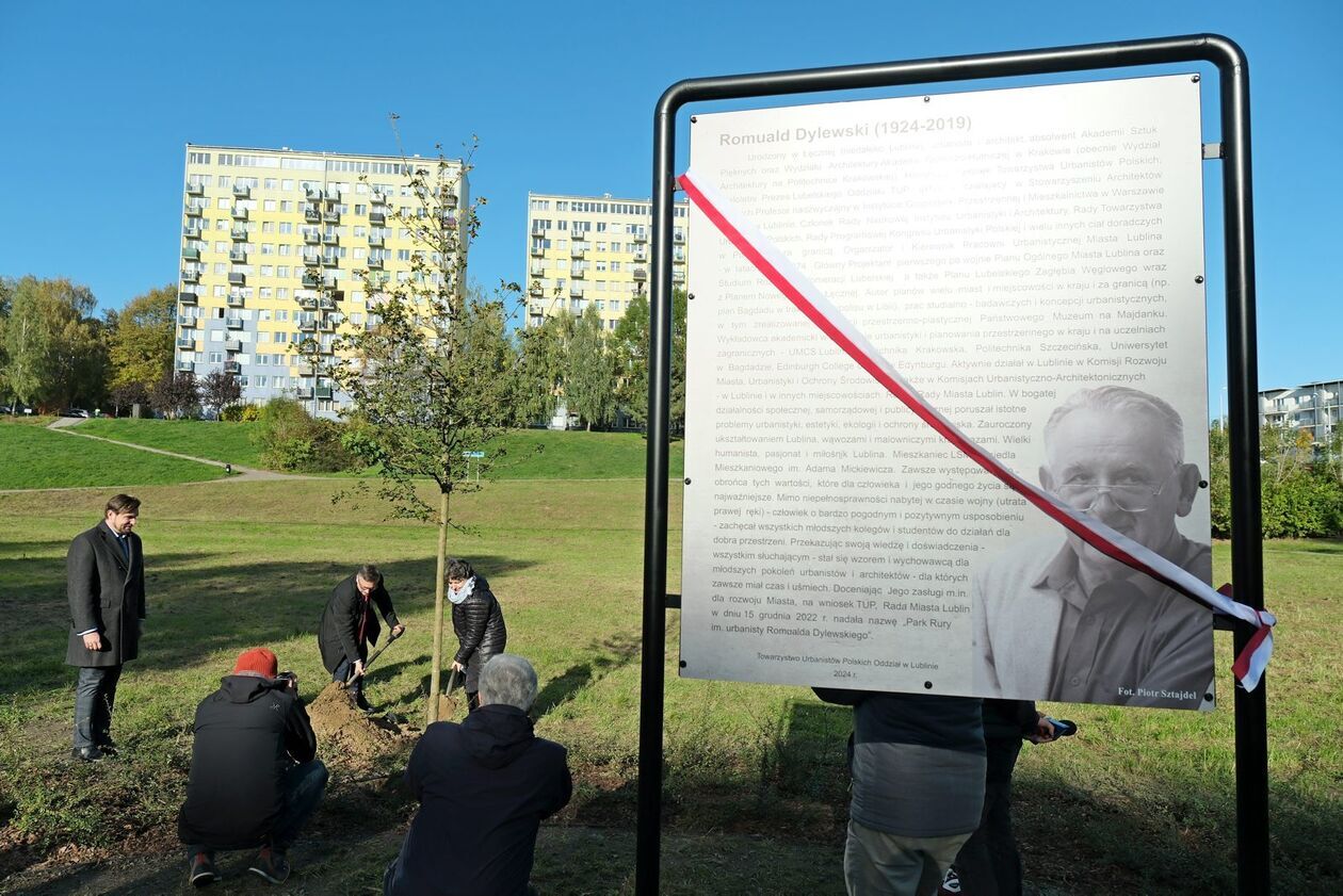  Odsłonięcie tablicy pamiątkowej urbanisty Romualda Dylewskiego (zdjęcie 10) - Autor: DW