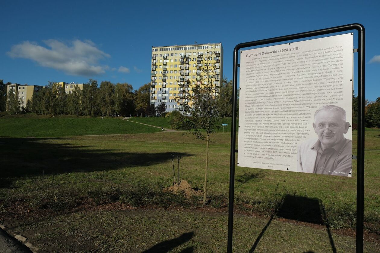  Odsłonięcie tablicy pamiątkowej urbanisty Romualda Dylewskiego (zdjęcie 2) - Autor: DW