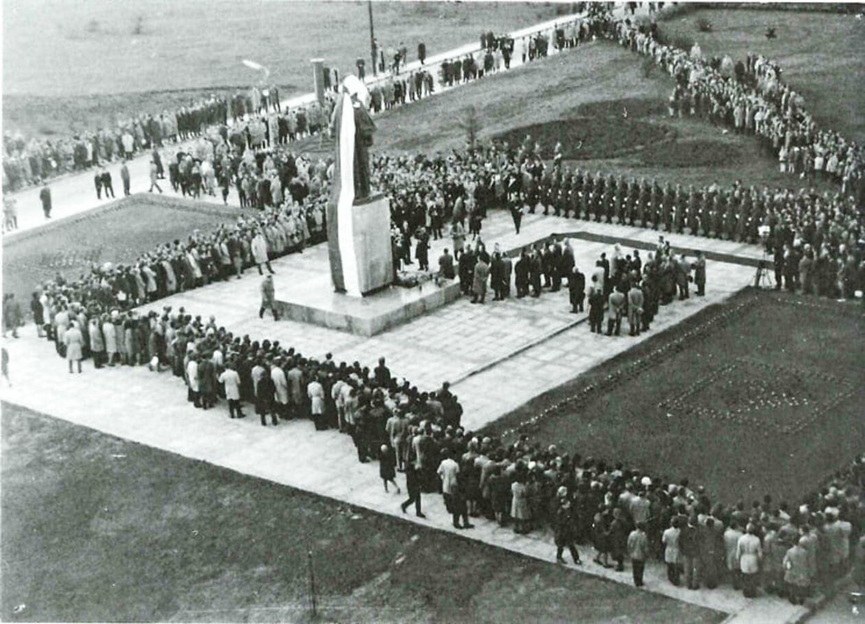  <p>Pomnik Marii Skłodowskiej-Curie w Lublinie, odsłonięty uroczyście 23 października 1964 r.</p>