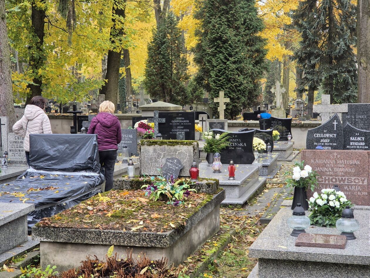  Przygotowania do Wszystkich Świętych na lubelskin cmentarzu przy ul. Lipowej (zdjęcie 25) - Autor: DW