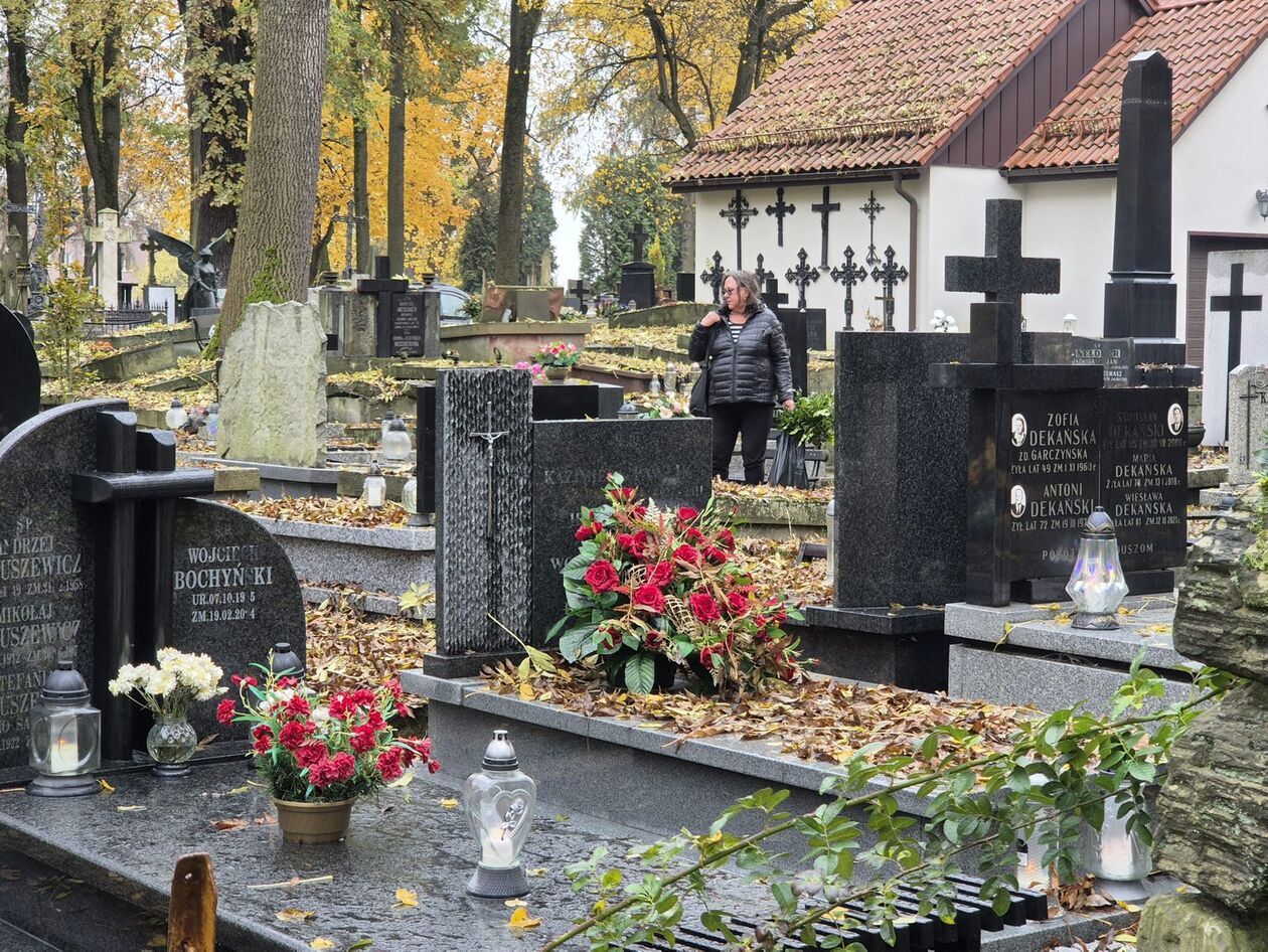  Przygotowania do Wszystkich Świętych na lubelskin cmentarzu przy ul. Lipowej  - Autor: DW