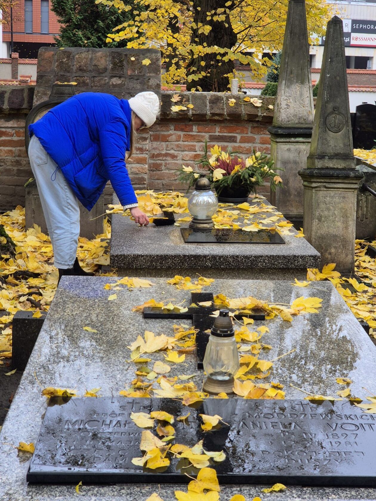  Przygotowania do Wszystkich Świętych na lubelskin cmentarzu przy ul. Lipowej (zdjęcie 21) - Autor: DW