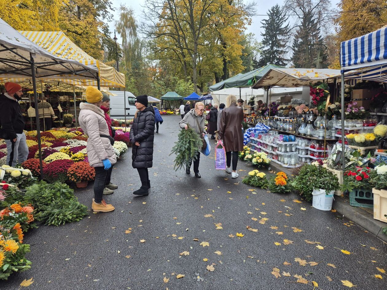  Przygotowania do Wszystkich Świętych na lubelskin cmentarzu przy ul. Lipowej (zdjęcie 9) - Autor: DW