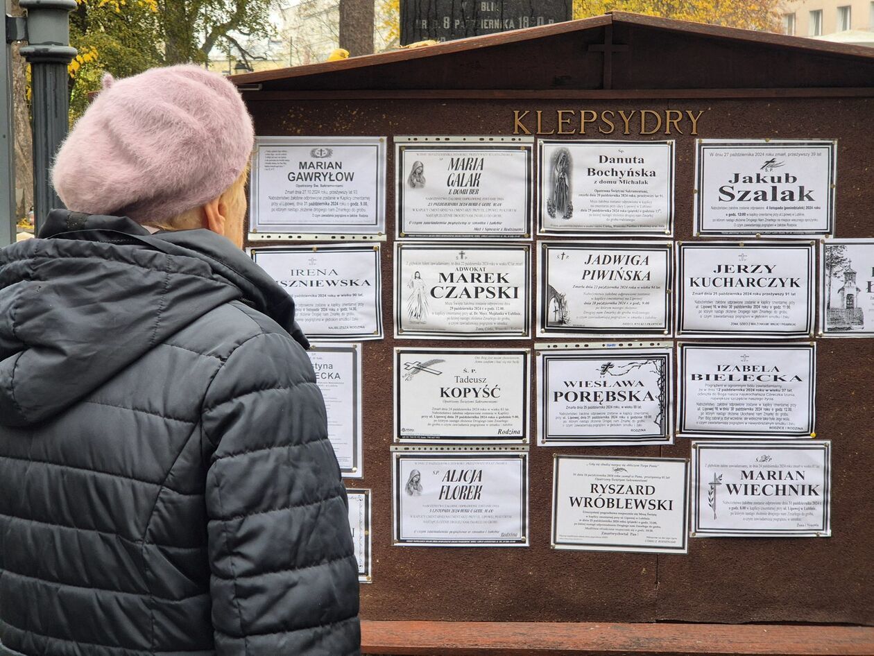  Przygotowania do Wszystkich Świętych na lubelskin cmentarzu przy ul. Lipowej (zdjęcie 15) - Autor: DW