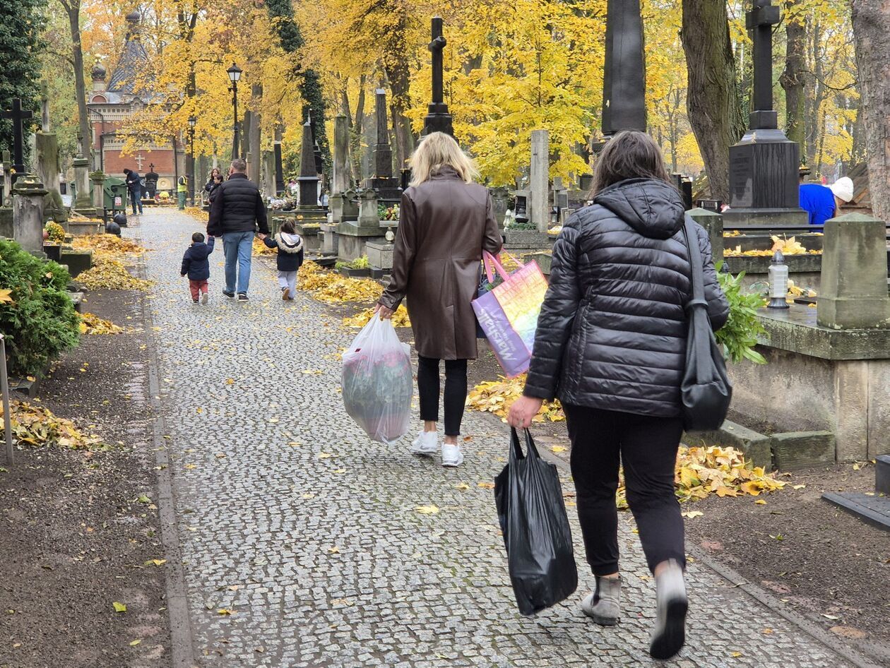  Przygotowania do Wszystkich Świętych na lubelskin cmentarzu przy ul. Lipowej (zdjęcie 20) - Autor: DW