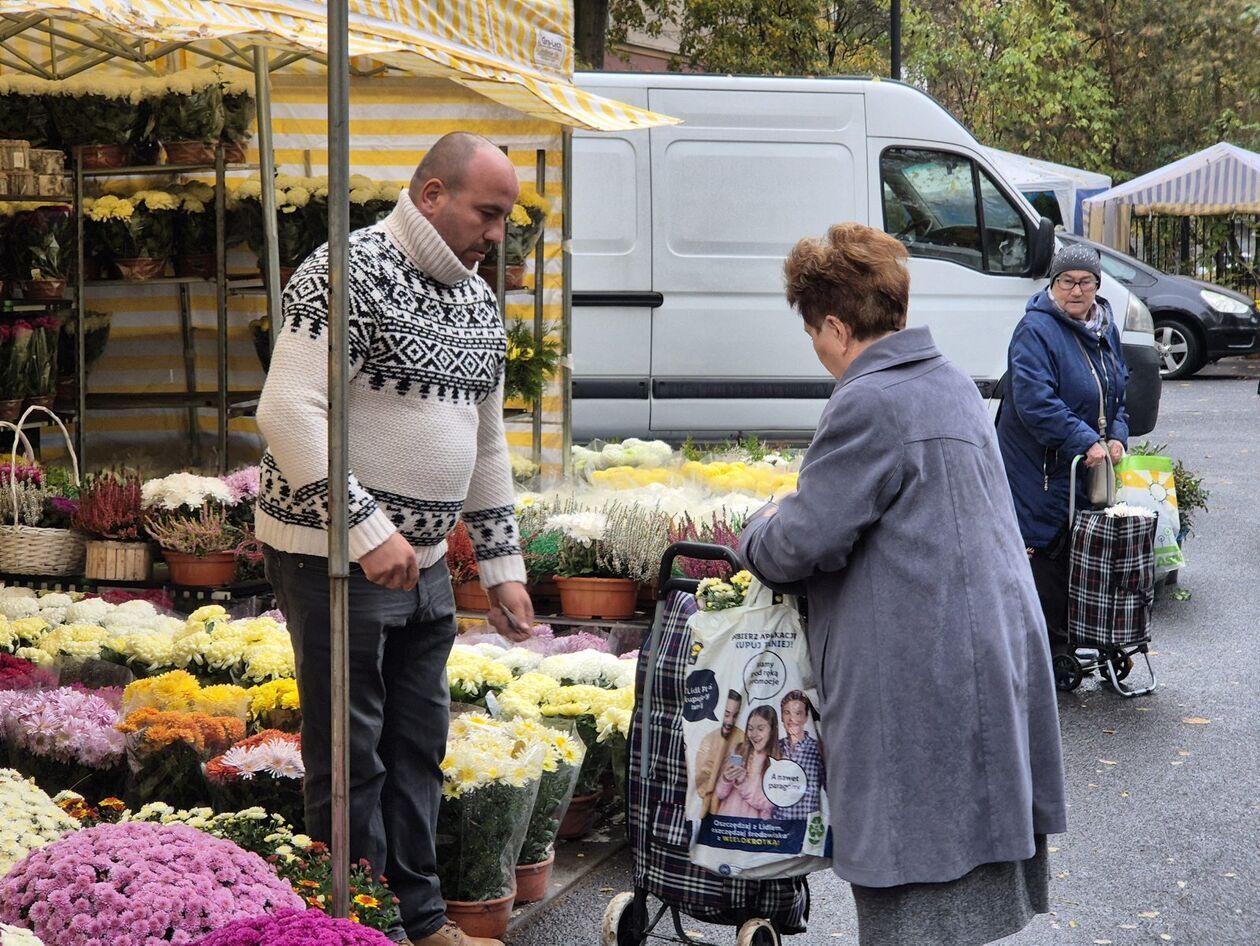  Przygotowania do Wszystkich Świętych na lubelskin cmentarzu przy ul. Lipowej (zdjęcie 12) - Autor: DW