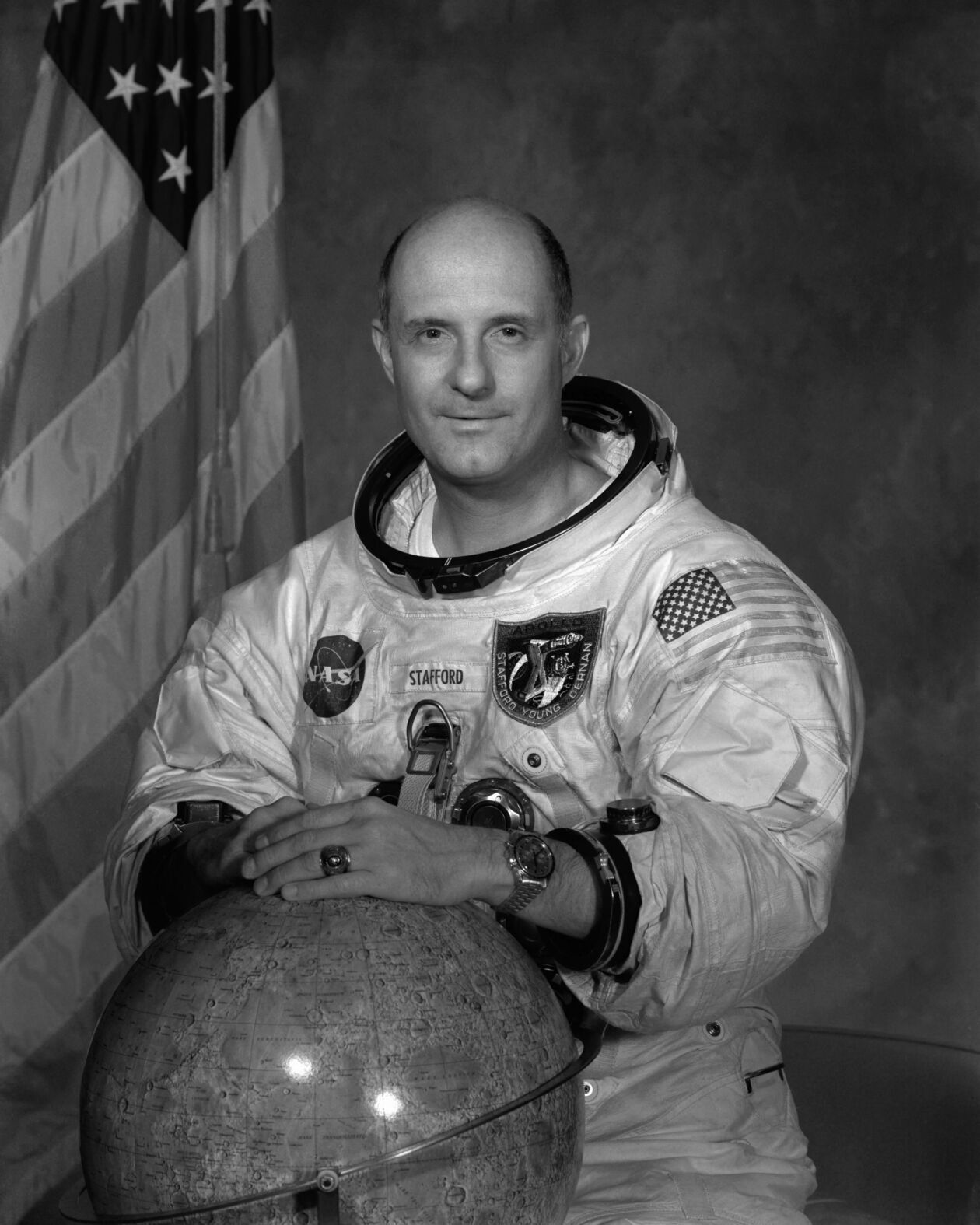  <p class="Normal">Amerykański astronauta, generał United States Air Force. Uczestniczył w&nbsp;programach kosmicznych Gemini, Apollo oraz we wsp&oacute;lnym locie statk&oacute;w Sojuz i&nbsp;Apollo.</p>
<p class="Normal">W 1952 w&nbsp;Akademii Marynarki Wojennej Stan&oacute;w Zjednoczonych w&nbsp;Annapolis uzyskał licencjat z&nbsp;nauk ścisłych (z wyr&oacute;żnieniem). Następnie wstąpił do Sił Powietrznych USA. We wrześniu 1953 został pilotem wojskowym. 17 września 1962 został członkiem drugiej grupy astronaut&oacute;w NASA. Przygotowywał się do lot&oacute;w na statkach kosmicznych Gemini oraz Apollo. Uczestniczył w&nbsp;czterech misjach kosmicznych. Łącznie spędził w&nbsp;w kosmosie &ndash;&nbsp;21 dni 3 godziny i&nbsp;44 minuty</p>
<p class="Normal">Po odejściu z&nbsp;NASA w&nbsp;1975 powr&oacute;cił do służby wojskowej i&nbsp;został dow&oacute;dcą Centrum Lot&oacute;w Doświadczalnych (USAF Flight Test Center). W&nbsp;marcu 1978 otrzymał awans na stopień generała-porucznika, a w&nbsp;maju tego samego roku rozpoczął służbę w&nbsp;sztabie Sił Powietrznych USA w&nbsp;Waszyngtonie. Był zastępcą dow&oacute;dcy sztabu ds. badań, rozwoju i&nbsp;zakup&oacute;w (Deputy Chief of Staff, Research, Development and Acquisition). Brał udział w&nbsp;tworzeniu samolot&oacute;w stealth &ndash;&nbsp;myśliwca F-117 i&nbsp;bombowca B-2.</p>