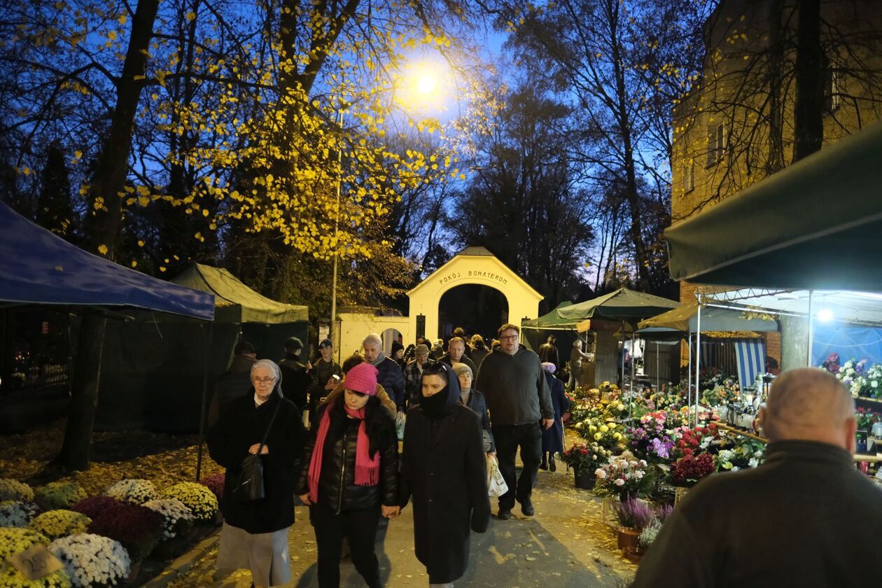  Wieczorny spacer po cmentarzu przy ul. Lipowej (zdjęcie 5) - Autor: DW